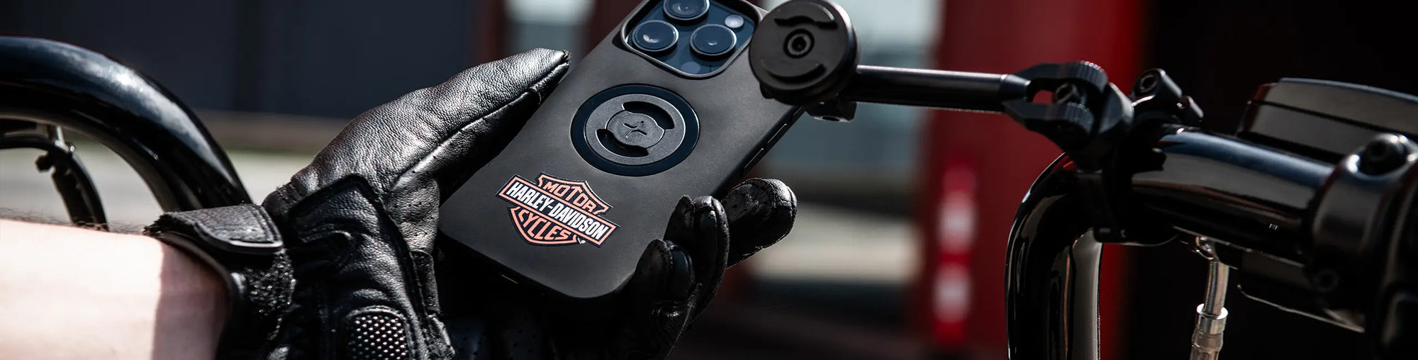 Harley-Davidson Handytasche und Motorradhalterung 3D auf einem Harley-Davidson Motorrad