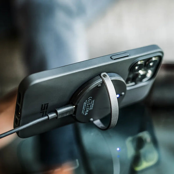 Mit klappbarem Standfuß und USB-Kabel