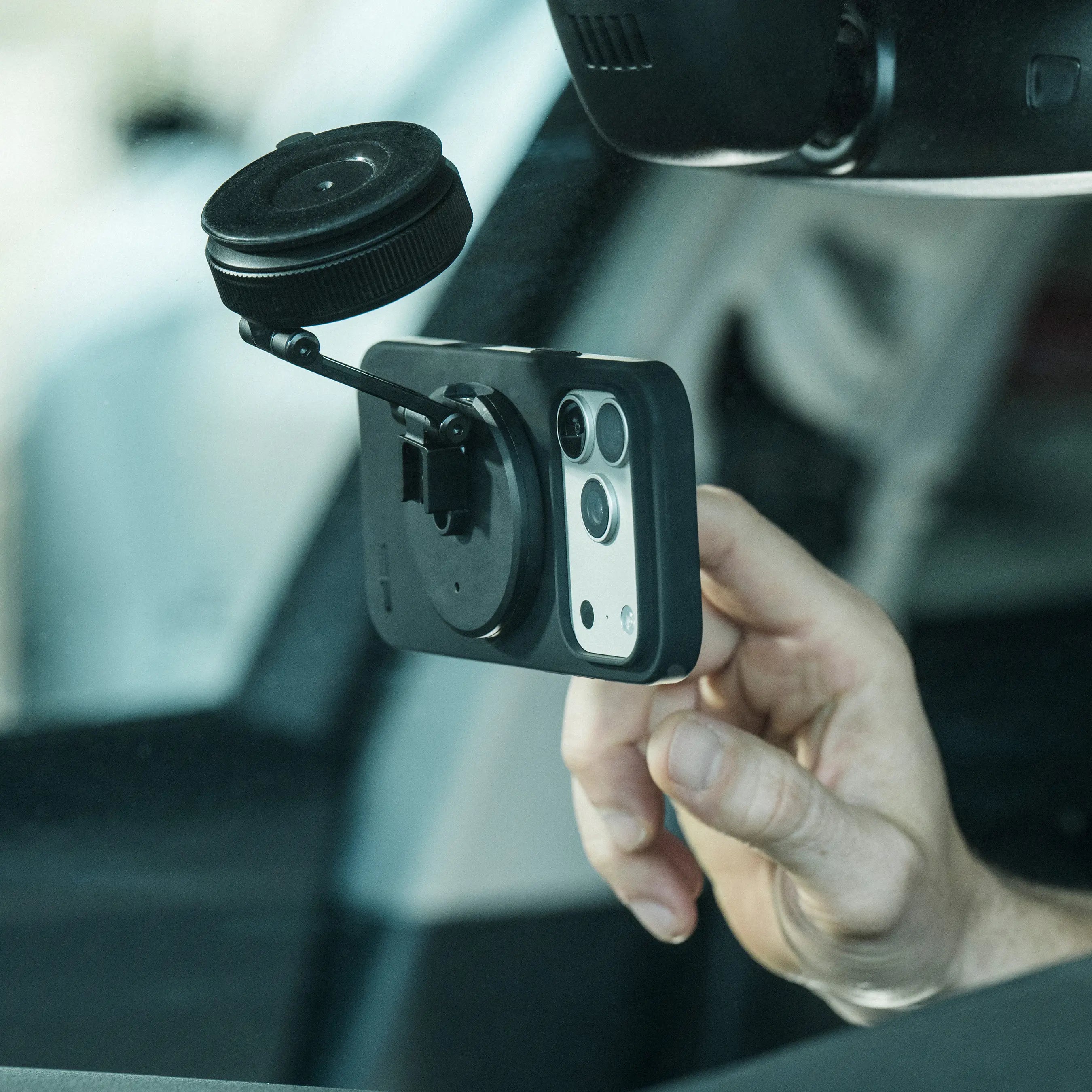 Ein Mount für Auto, Schreibtisch und Reisen